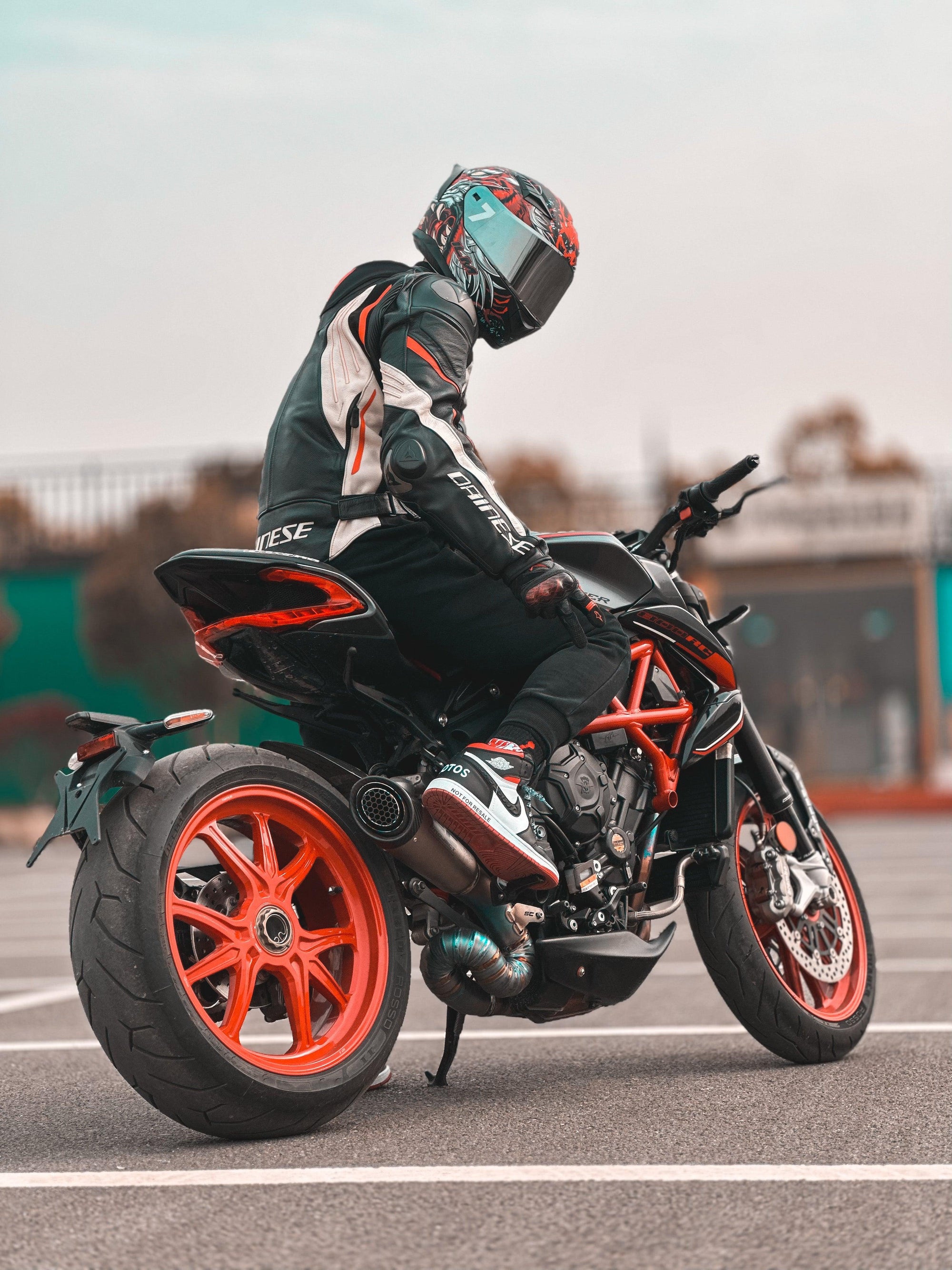 What motorcycle helmet should i get？From the source of helmet production - helmet molding - ILM