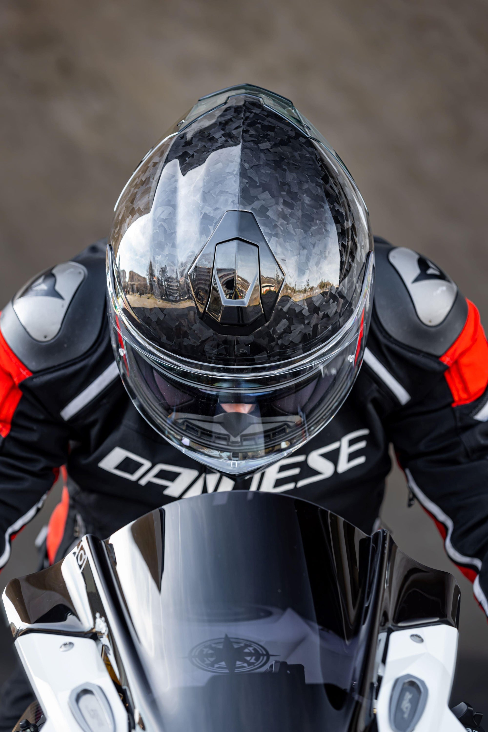 What material are ILM motorcycle helmets made of? The future of the hot motorcycle helmet carbon fiber material - ILM